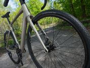 AUTHOR Guru 1.0 2025 54 titan-matná/černá Gravel kolo