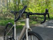 AUTHOR Guru 1.0 2025 57 titan-matná/černá Gravel kolo