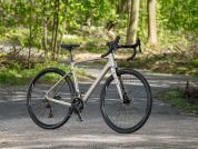 AUTHOR Guru 1.0 2025 57 titan-matná/černá Gravel kolo