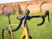 AUTHOR Guru 2.0 2025 48 zlatá-matná/černá Gravel kolo