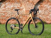 AUTHOR Guru 2.0 2025 48 zlatá-matná/černá Gravel kolo