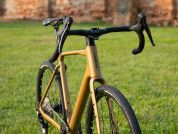 AUTHOR Guru 2.0 2025 48 zlatá-matná/černá Gravel kolo