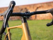 AUTHOR Guru 2.0 2025 51 zlatá-matná/černá Gravel kolo