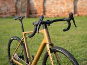 AUTHOR Guru 2.0 2025 51 zlatá-matná/černá Gravel kolo