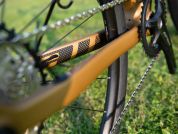 AUTHOR Guru 2.0 2025 54 zlatá-matná/černá Gravel kolo