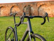 AUTHOR Guru 3.0 2025 48 šedá-matná/černá Gravel kolo AUTHOR Guru 3.0 2025 48 šedá-matná/černá Gravel kolo