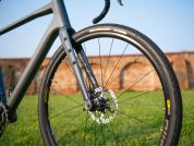 AUTHOR Guru 3.0 2025 57 šedá-matná/černá Gravel kolo