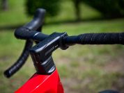 AUTHOR Charisma 55i 2025-26 48 červená/bílá/stříbrná silniční kolo