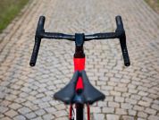 AUTHOR Charisma 55i 2025-26 52 červená/bílá/stříbrná silniční kolo