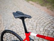 AUTHOR Charisma 55i 2025-26 55 červená/bílá/stříbrná silniční kolo