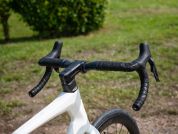 AUTHOR Charisma 66i 2025-26 55 bílá/stříbrná silniční kolo