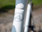 AUTHOR Charisma 66i 2025-26 55 bílá/stříbrná silniční kolo